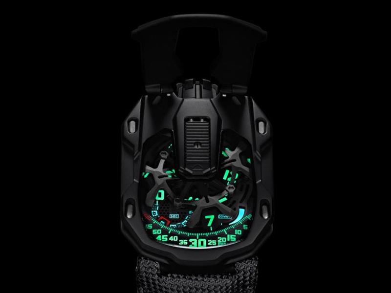 "UR-105 CT "Kryptonite .. ساعة تومض في الظلام سعرها 65 ألف دولار