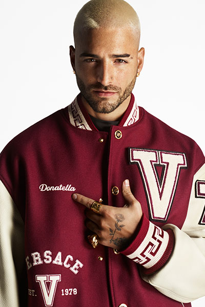 النجم الشهير MALUMA هو رجل VERSACE  لربيع وصيف 2022