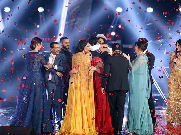 دُموع من فريق أحلام تحصُد لقب "the Voice" بموسمه الرابع: عقدٍ فني لإنتاج ألبوم غنائي كامل مع شركة "Platinum Records