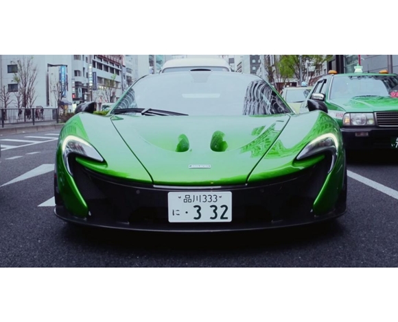 سيارة السباق Mclaren P1 تنقل المحامي الياباني إلى عمله كل يوم