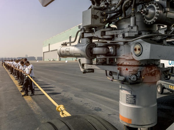 شرطة دبي تسحب طائرة آيرباص A380-800" ... " وتكسر الرقم القياسي