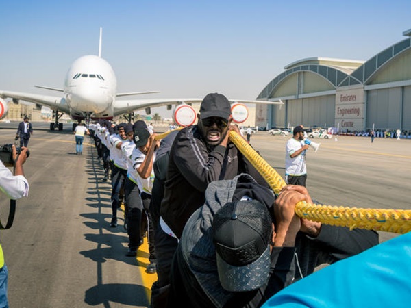 شرطة دبي تسحب طائرة آيرباص A380-800" ... " وتكسر الرقم القياسي