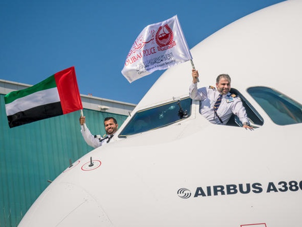 شرطة دبي تسحب طائرة آيرباص A380-800" ... " وتكسر الرقم القياسي