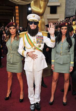 ساشا بارون كوهين ينثر رمادا على رايان سيكريست في الأوسكار