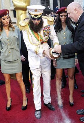 ساشا بارون كوهين ينثر رمادا على رايان سيكريست في الأوسكار