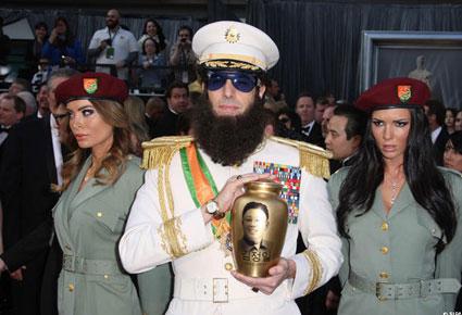 ساشا بارون كوهين ينثر رمادا على رايان سيكريست في الأوسكار