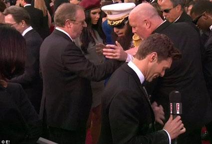 ساشا بارون كوهين ينثر رمادا على رايان سيكريست في الأوسكار