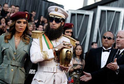 ساشا بارون كوهين ينثر رمادا على رايان سيكريست في الأوسكار