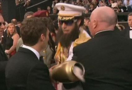 ساشا بارون كوهين ينثر رمادا على رايان سيكريست في الأوسكار