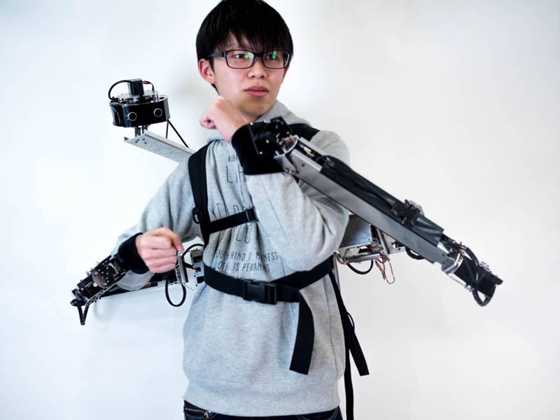 يمكن التحكم بها عن بعد: حقيبة ظهر غريبة تمنح مرتديها ذراعين إضافيين