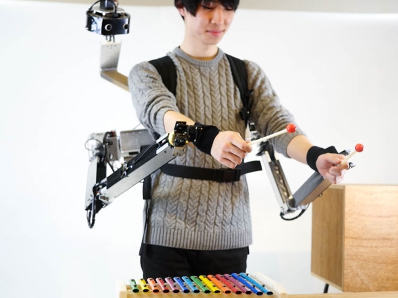 يمكن التحكم بها عن بعد: حقيبة ظهر غريبة تمنح مرتديها ذراعين إضافيين