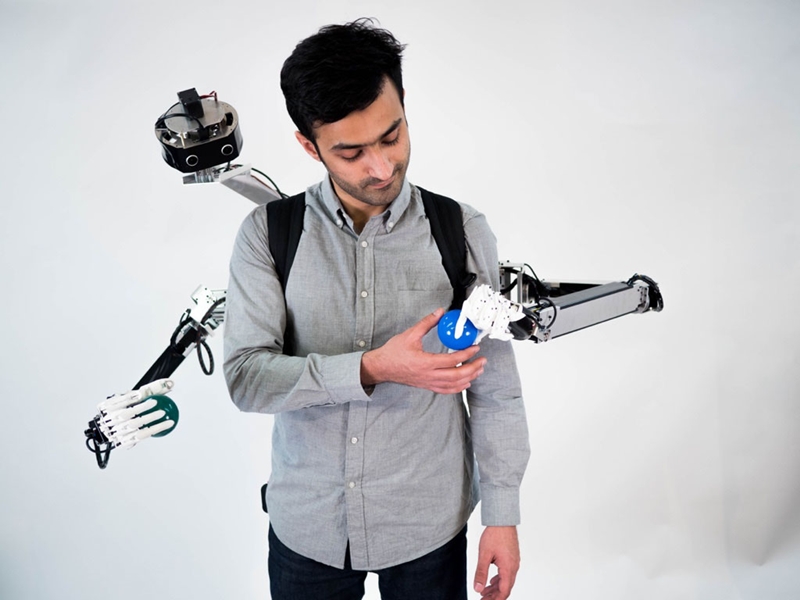 يمكن التحكم بها عن بعد: حقيبة ظهر غريبة تمنح مرتديها ذراعين إضافيين