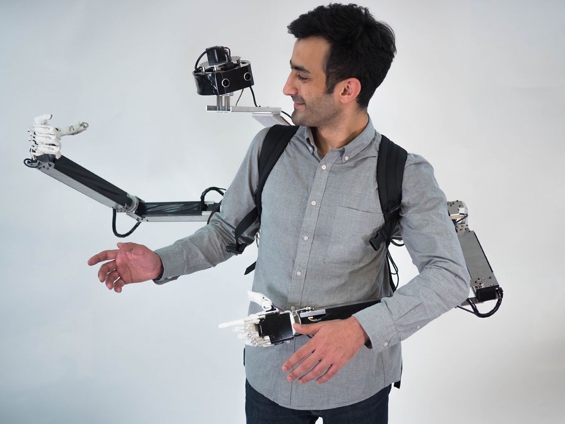 يمكن التحكم بها عن بعد: حقيبة ظهر غريبة تمنح مرتديها ذراعين إضافيين