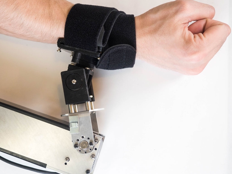 يمكن التحكم بها عن بعد: حقيبة ظهر غريبة تمنح مرتديها ذراعين إضافيين