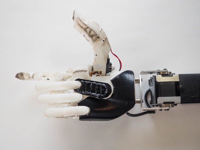 يمكن التحكم بها عن بعد: حقيبة ظهر غريبة تمنح مرتديها ذراعين إضافيين