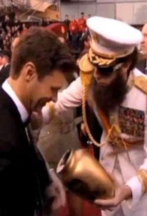 ساشا بارون كوهين ينثر رمادا على رايان سيكريست في الأوسكار