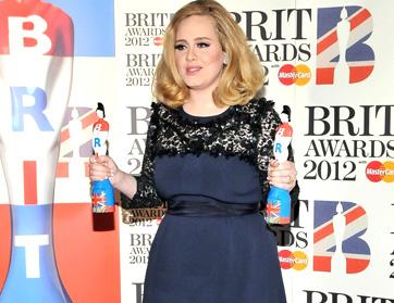 أديل تفوز بجائرتي أفضل مغنية وأفضل ألبوم فى حفل "بريت أووردز"