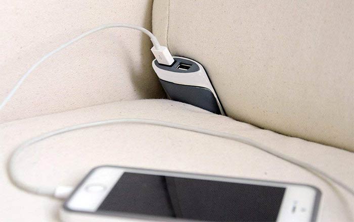 Couchlet هو الحل المثالي لمشكلة قصر طول شريط شاحن الأجهزة الذكية