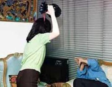 سعودية تنهال على زوجها بالضرب لشربه الخمر
