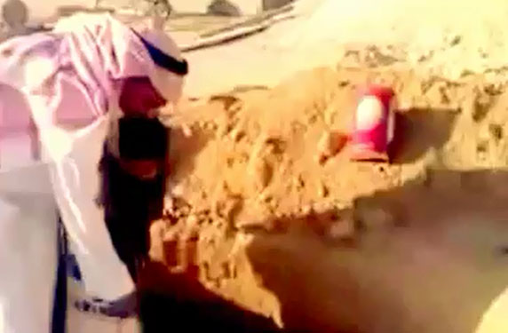 بالفيديو- سعودي يرمي طفلاً في بئر