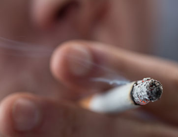 سعودية تطلب الطلاق من زوجها والسبب تدخينه سراً