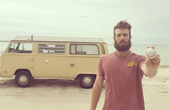 لماذا يعيش رامي البيسبول دانيال نوريس في شاحنة صغيرة؟