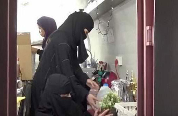 فتيات سعوديات يقمن بمنافسة الشباب في عربات الغذاء بالرياض