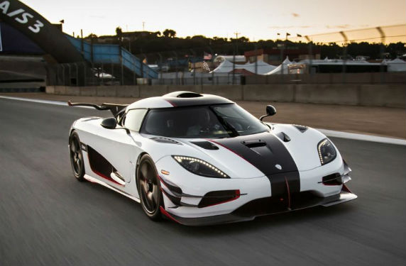 يقود جاي لينو سيارة Koenigsegg One:1 megacar ذات الثلاث مليون دولار أميركي