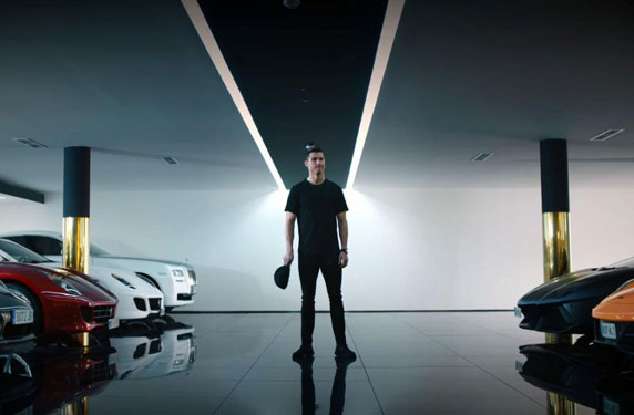 كريستيانو رونالدو يقوم باختبار قيادة لسيارة بوجاتي شيرون