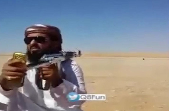بالفيديوسعودي يصيب هدف بالكلاشنكوف بطريقة السلفي ويمدح نفسه بأبيات شعرية