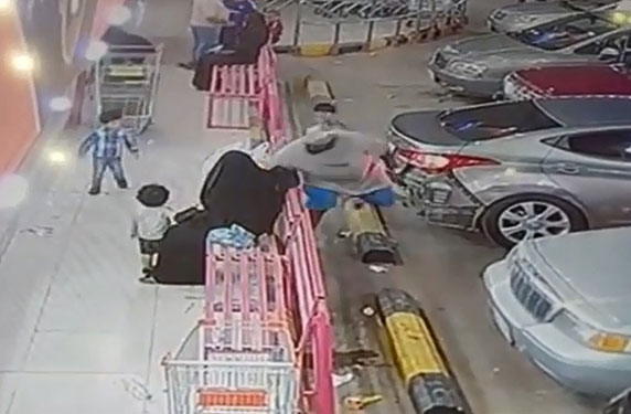 بالفيديو.. محاولة سرقة حقيبة فتاة أمام محل تجاري في السعودية