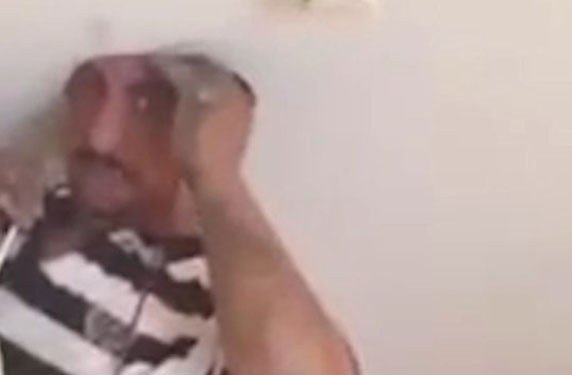 بالفيديو .. عامل علق رأسه في الحائط والمصور يسخر منه !!