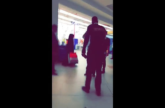 بالفيديو .. شاب قطري يعتدي على رجل أمن بكلمات نابية