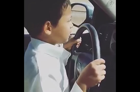 بالفيديو.. صدق أو لا تصدق طفل سعودي يقود سيارة بسرعة 200 كم