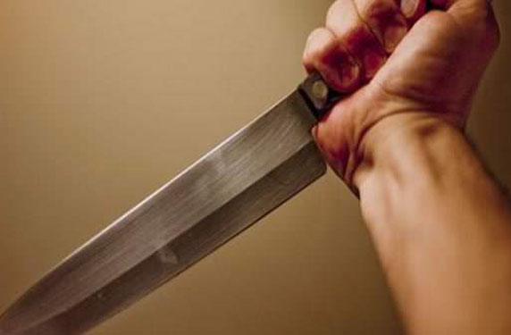 طعن مدير مدرسة بالأمواه من قريب أحد طلابه