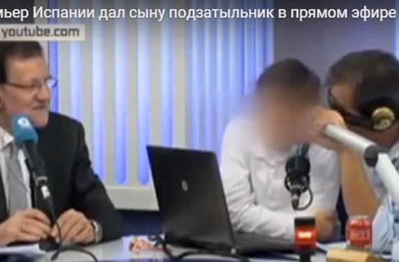 بالفيديو.. رئيس وزراء يصفع ابنه على الهواء