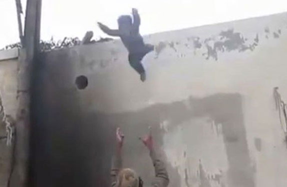 بالفيديو.. والد يشجع ابنه على القفز من سطح مبنى !!
