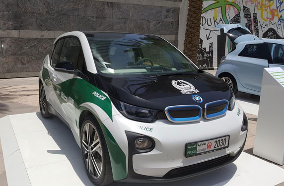 شرطة دبي تضيف سيارة موديل BMW I3 لأسطول سياراتها الفاخرة