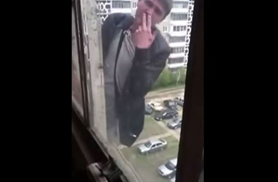 بالفيديو.. رجل يتسلّق المبنى ليطلب سيجارة من جاره