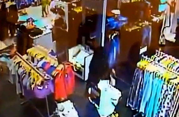 بالفيديو-  فضيحة في أحد المحال التجارية ... سعودية تسرق طفلة