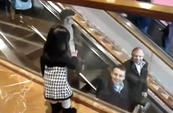 بالفيديو .. طفلة تودع جميع من في المطار بطريقة لطيفة جدا
