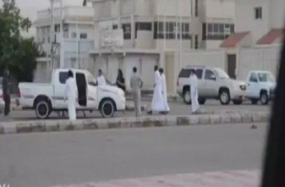بالفيديو.. مشاجرة كادت أن تودي بقطع رأس سعودي بالساطور