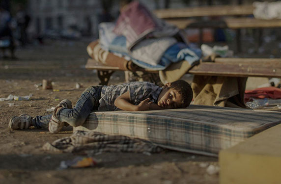 أين هي الإنسانية؟ شاهد أين ينام اللاجئين السوريين الأطفال