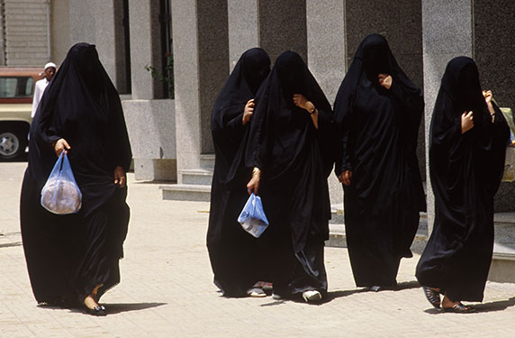 بالفيديو: مسلح متنكر بـ"زي نسائي" في السعودية