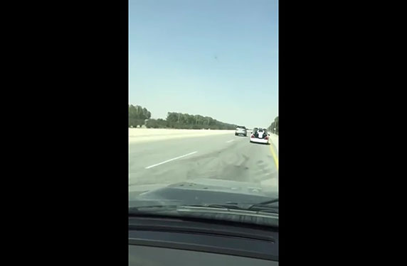 بالفيديو .. سائق تاكسي ينقل الركاب في صندوق سيارة بالسعودية