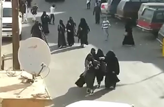 بالفيديو .. طالبات يتصرفن بطريقة غريبة في السعودية والسبب؟؟