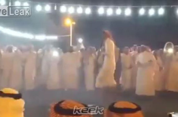 رجل سعودي كاد يفقد رأسه في هذا الفيديو