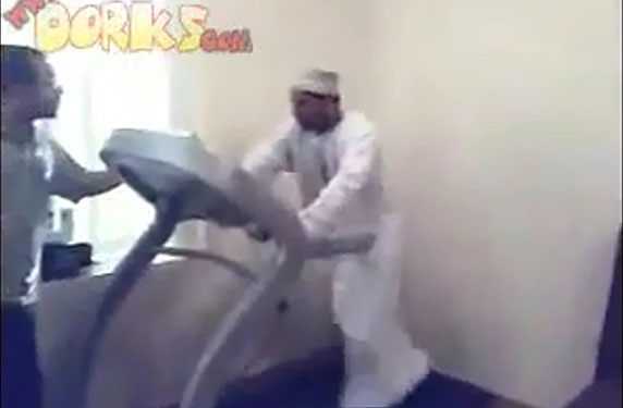 بالفيديو .. شاب سعودي يتزحلق على آلة المشي