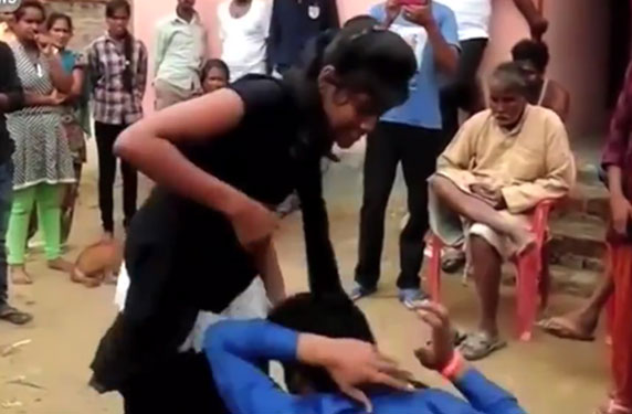 بالفيديو.. امرأة تهين رجلا حاول التحرش بها وإذلاله أمام المارة بالشارع