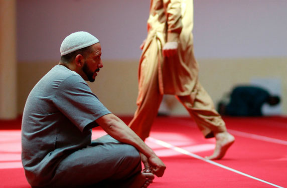 ما هي عقوبة تناول الطعام في الأماكن العامة في نهار رمضان في الإمارات؟